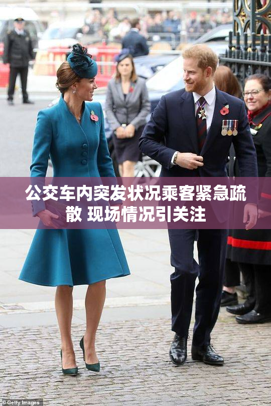 公交车内突发状况乘客紧急疏散 现场情况引关注